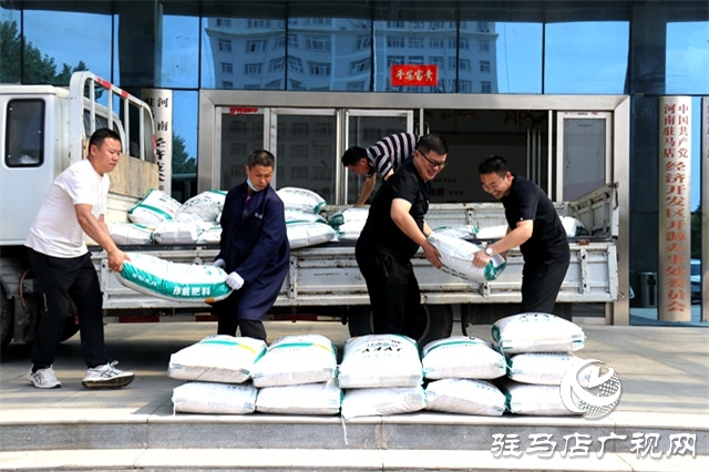 免費(fèi)發(fā)放肥料種子，暖心助力鄉(xiāng)村振興