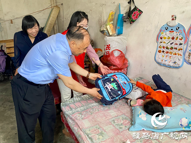 駐馬店市政協(xié)黨組成員張銀良走訪慰問困難殘疾兒童