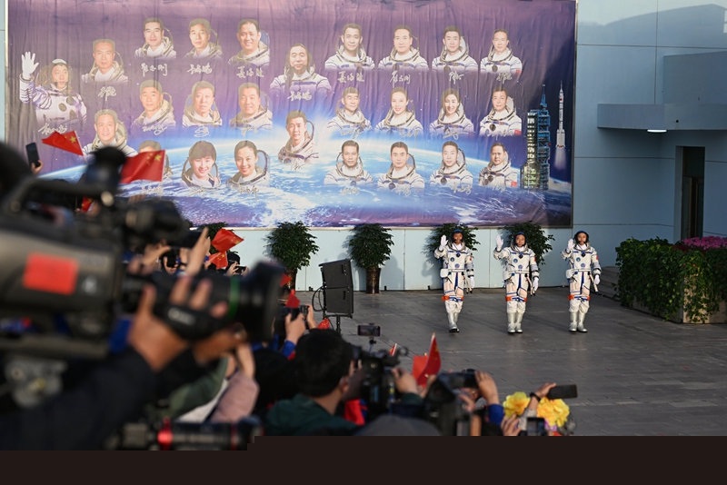 神舟十六號3名航天員領(lǐng)命出征