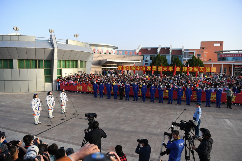 神舟十六號3名航天員領(lǐng)命出征