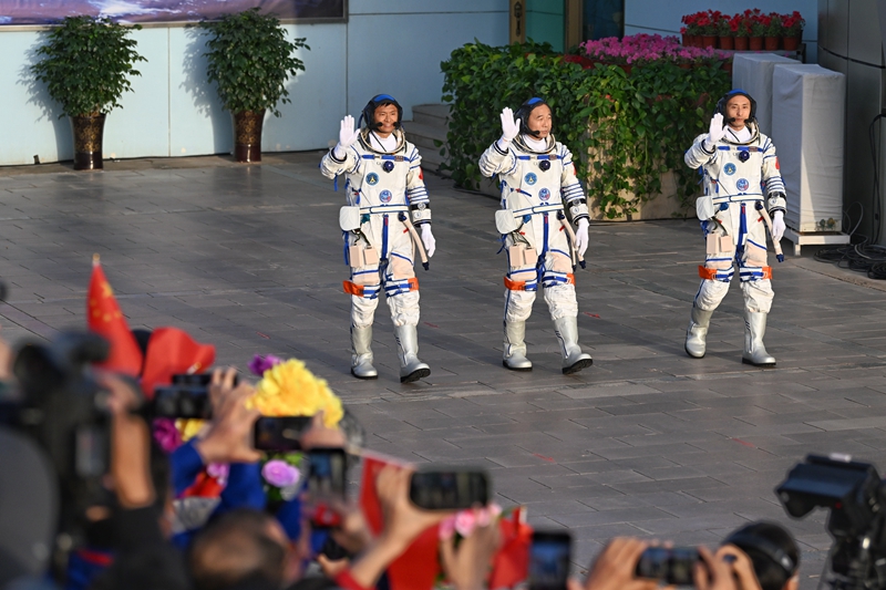 神舟十六號3名航天員領(lǐng)命出征