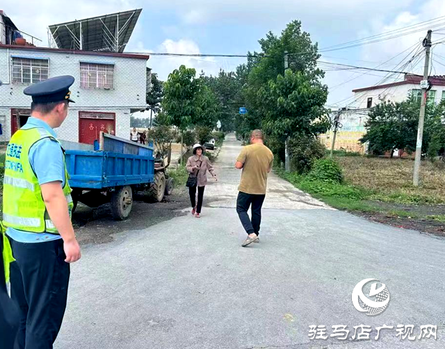 點贊！正陽交通執(zhí)法人員護(hù)送迷路收割機(jī)