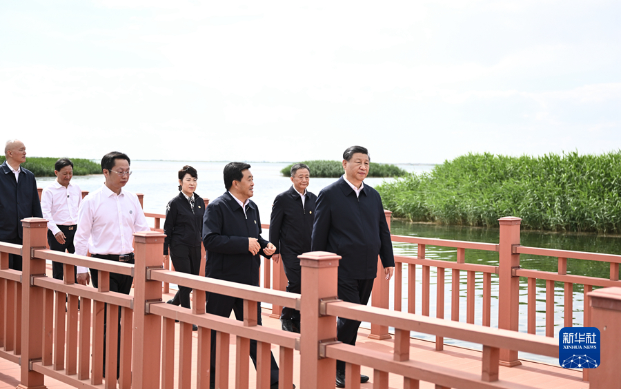 習(xí)近平在內(nèi)蒙古巴彥淖爾考察并主持召開加強荒漠化綜合防治和推進(jìn)“三北”等重點生態(tài)工程建設(shè)座談會