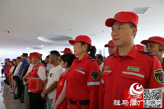 文明泌陽(yáng) 愛(ài)心送考