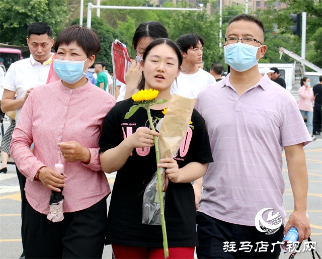 高考花絮：暖心相伴 溫情涌動