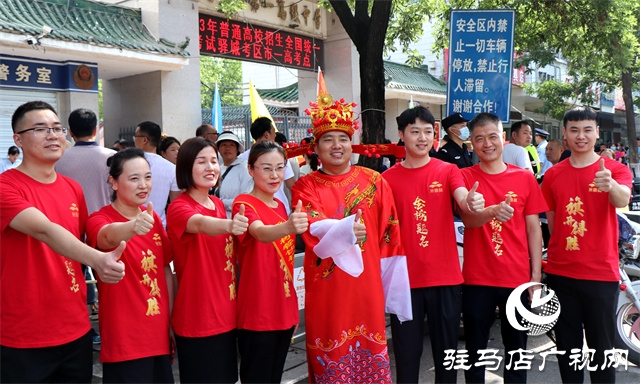 高考花絮：暖心相伴 溫情涌動