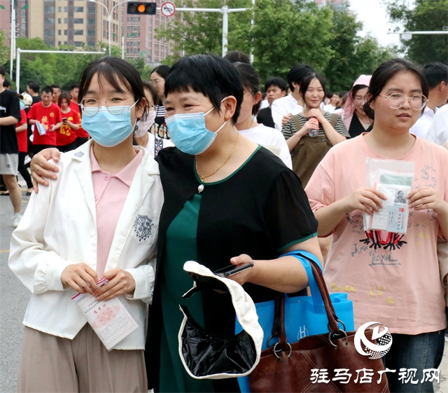 高考花絮：暖心相伴 溫情涌動