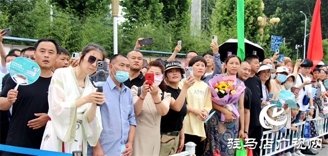 高考花絮：暖心相伴 溫情涌動