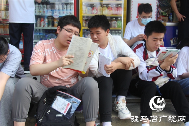 高考花絮：暖心相伴 溫情涌動