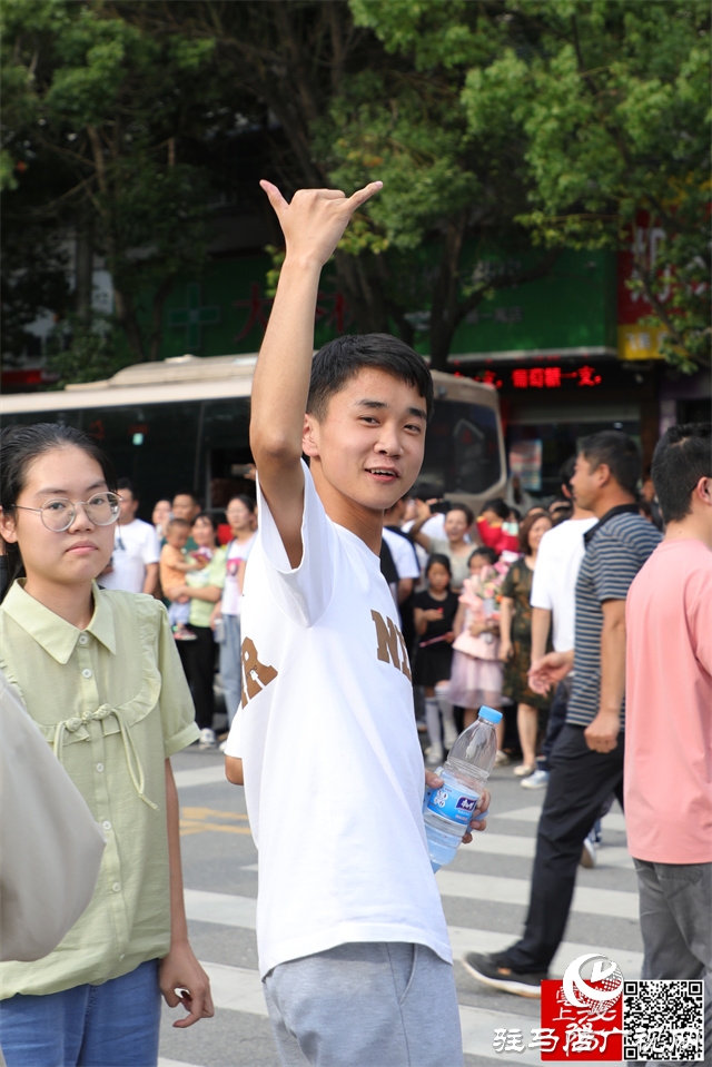 高考結(jié)束了！看泌陽考點這些溫暖瞬間