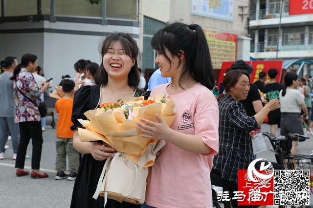 高考結(jié)束了！看泌陽考點這些溫暖瞬間