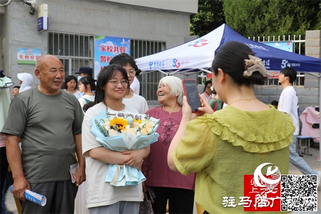 高考結(jié)束了！看泌陽考點這些溫暖瞬間