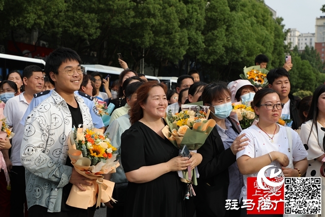 高考結(jié)束了！看泌陽考點這些溫暖瞬間