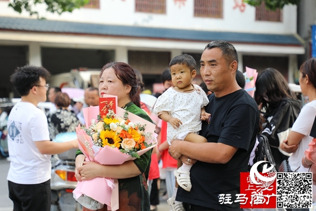 高考結(jié)束了！看泌陽考點這些溫暖瞬間