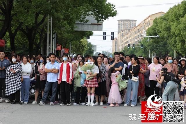 高考結(jié)束了！看泌陽考點這些溫暖瞬間