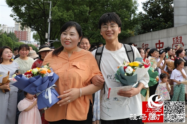 高考結(jié)束了！看泌陽考點這些溫暖瞬間