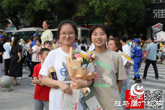 高考結(jié)束了！看泌陽考點這些溫暖瞬間