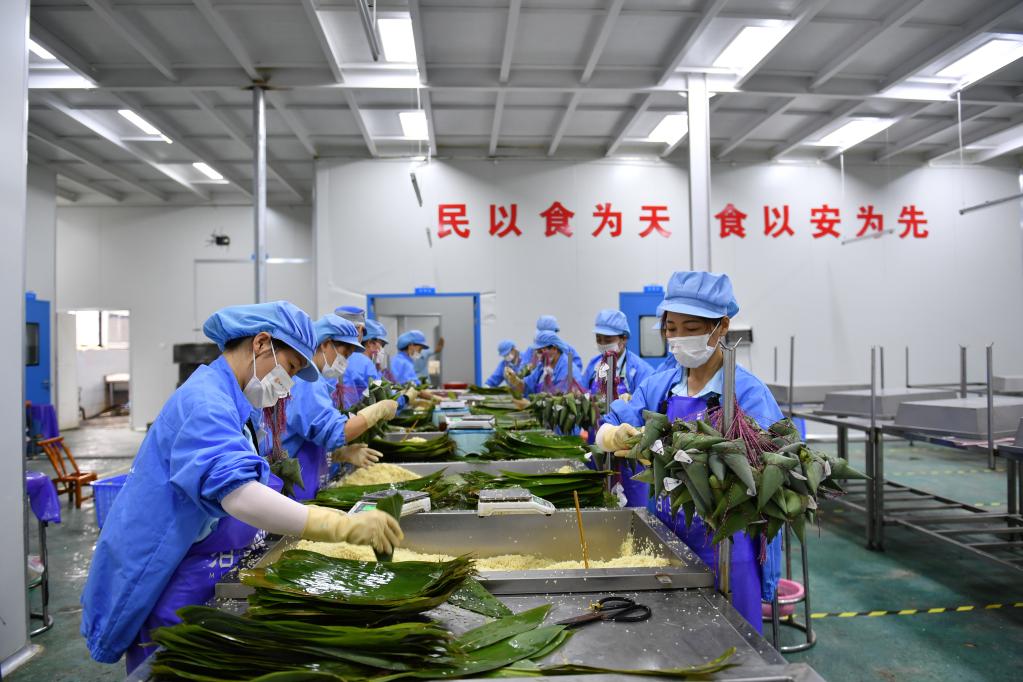 包粽子、造龍舟、收艾葉——汨羅江畔迎端午