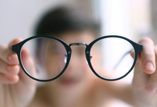 兒童近視矯正市場(chǎng)亂象調(diào)查：花了數(shù)萬元沒任何效果