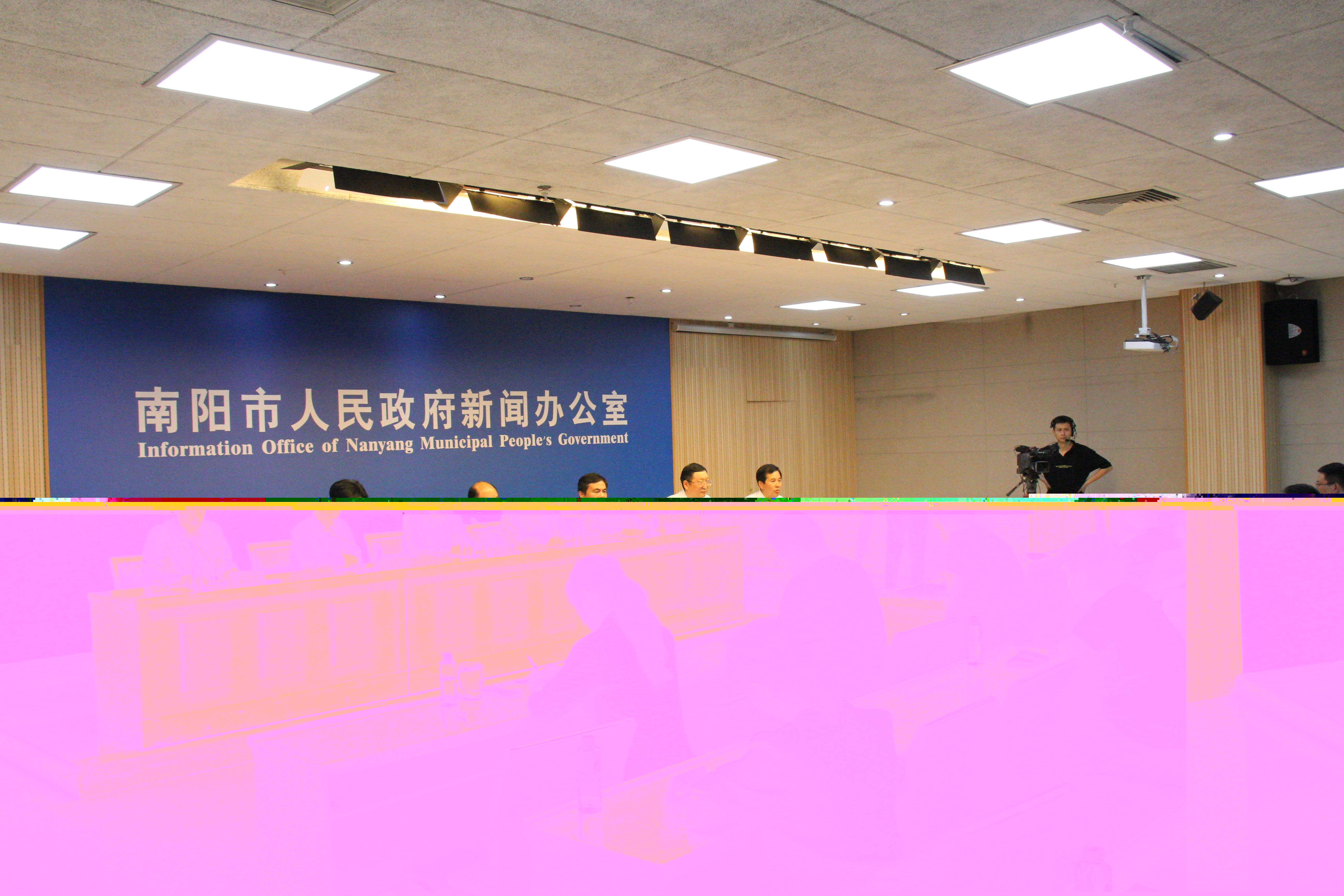 南陽：目前有2萬余臺小麥聯(lián)合收割機正在作業(yè)中