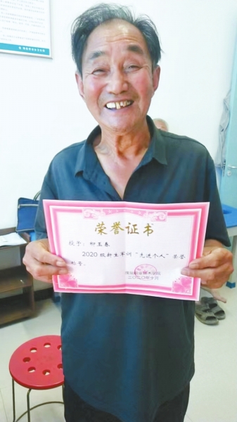 74歲河南老人柳玉春：5戰(zhàn)高考終于考上大學(xué)，真正地活到老學(xué)到老
