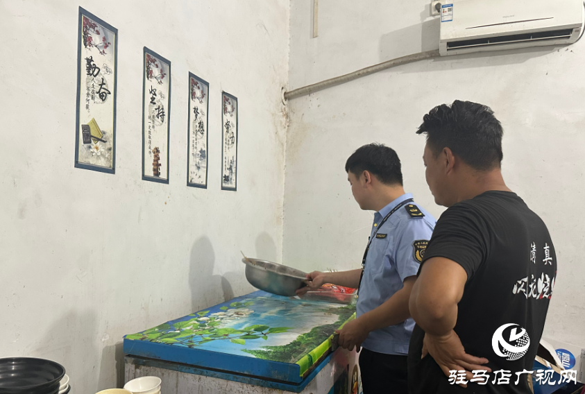 泌陽(yáng)縣郭集鎮(zhèn)市場(chǎng)監(jiān)管所開(kāi)展夜市檢查，守護(hù)人間“煙火氣”