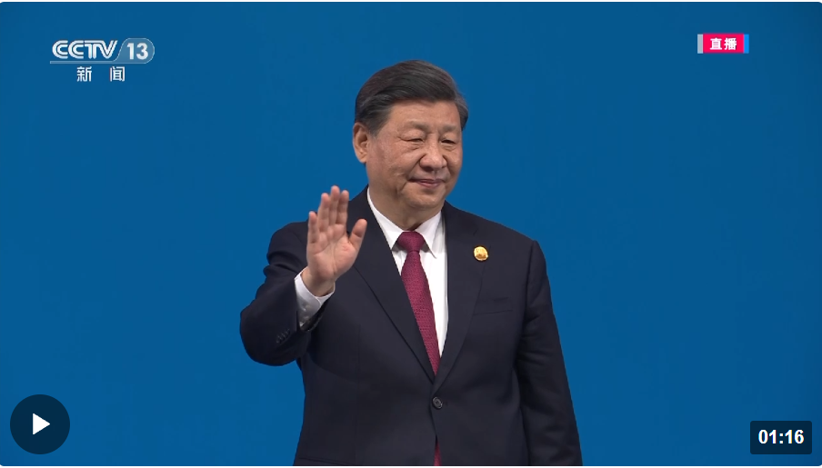 獨(dú)家視頻丨全場沸騰！習(xí)近平向中國大學(xué)生體育代表團(tuán)揮手致意