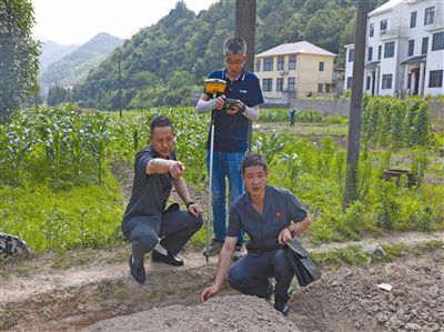 烈日下，農(nóng)田邊界糾紛調(diào)解了
