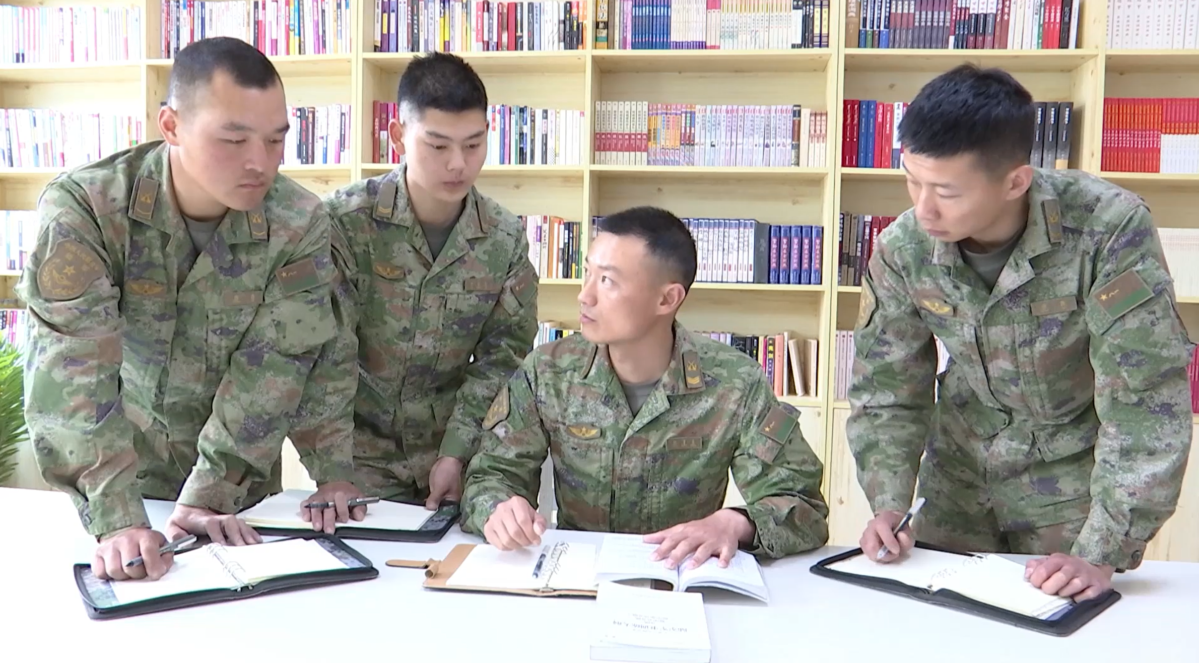 強(qiáng)軍精武河南兵⑦丨熊蓬生：鉚在國(guó)防一線 甘做為戰(zhàn)育人的“領(lǐng)頭雁”