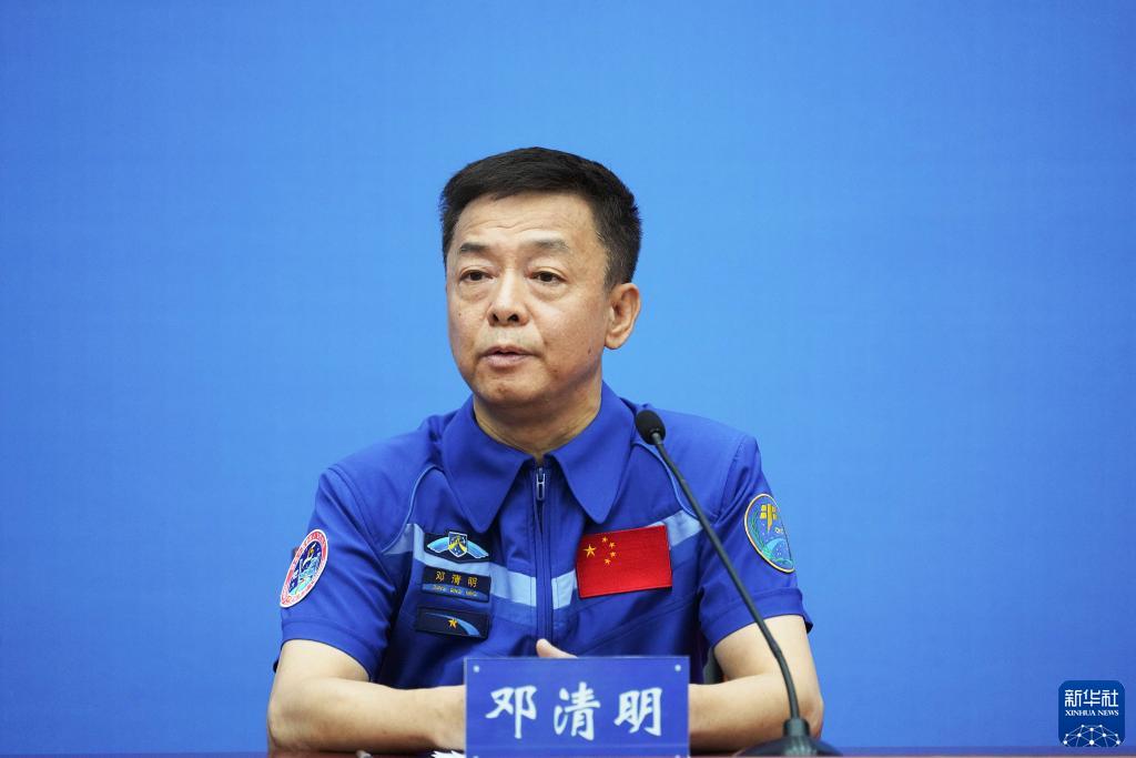 神十五航天員乘組太空歸來后首次公開亮相