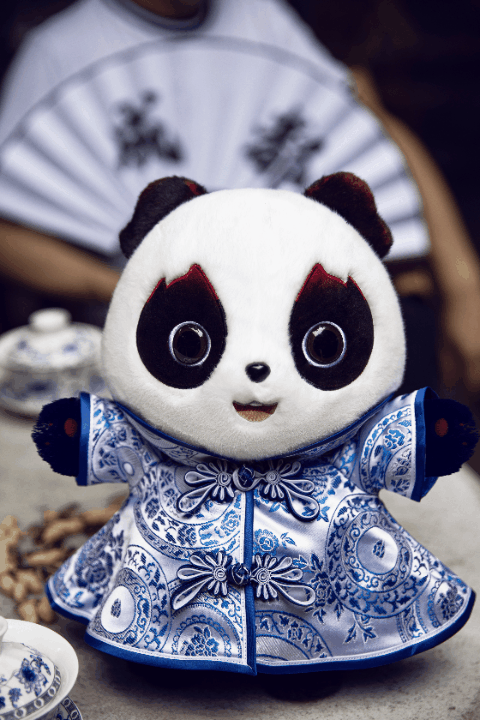 成都大運(yùn)會丨每個人都能找到自己的成都——大運(yùn)會吉祥物“蓉寶”走俏的背后