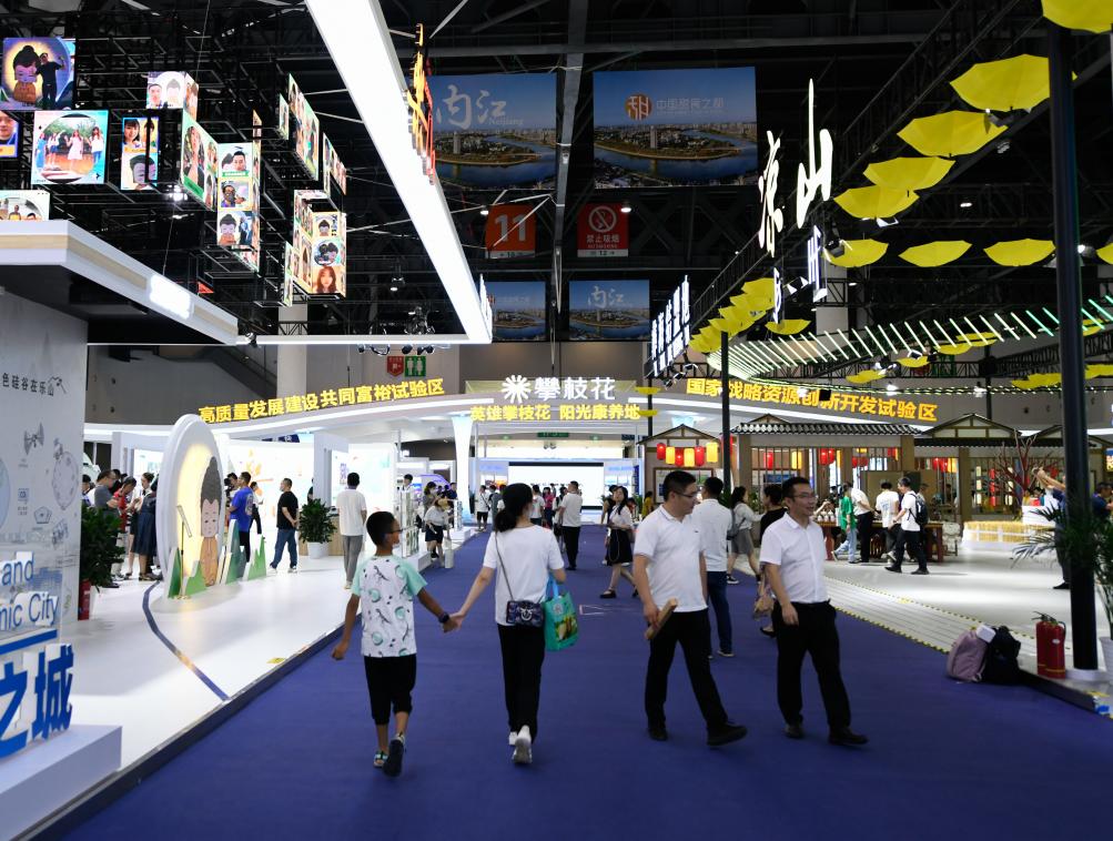 成都大運(yùn)會丨每個人都能找到自己的成都——大運(yùn)會吉祥物“蓉寶”走俏的背后