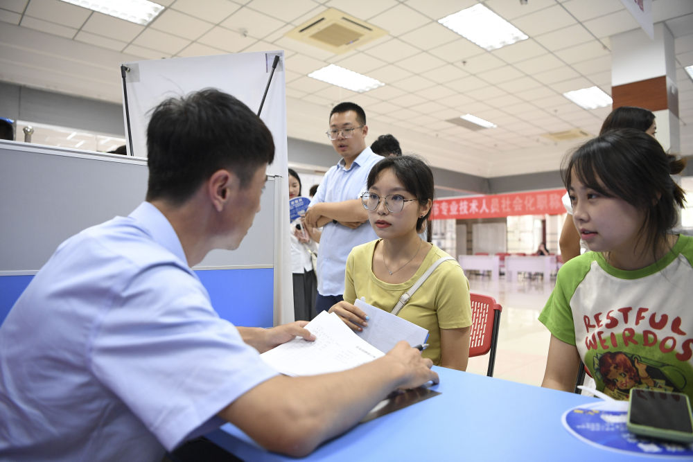 扎實推動經濟高質量發(fā)展——以習近平同志為核心的黨中央今年以來引領中國經濟持續(xù)恢復、穩(wěn)中求進述評