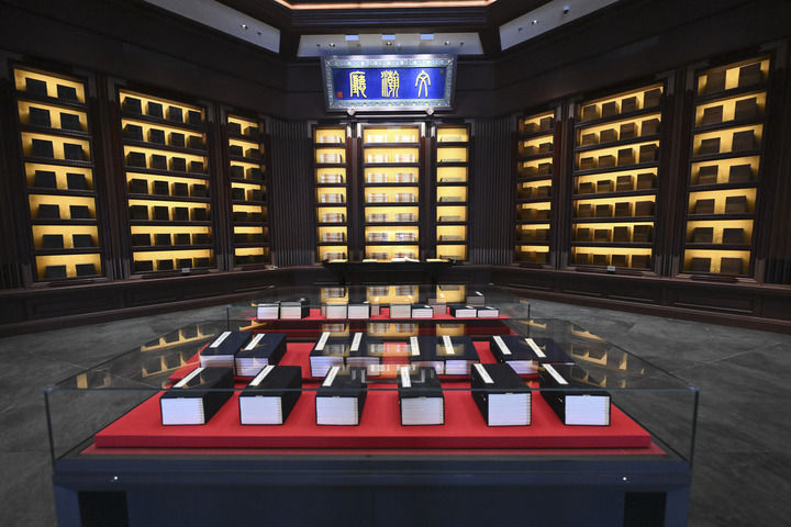 不斷攀登新的思想高峰——深入學(xué)習(xí)和全面貫徹習(xí)近平新時代中國特色社會主義思想述評