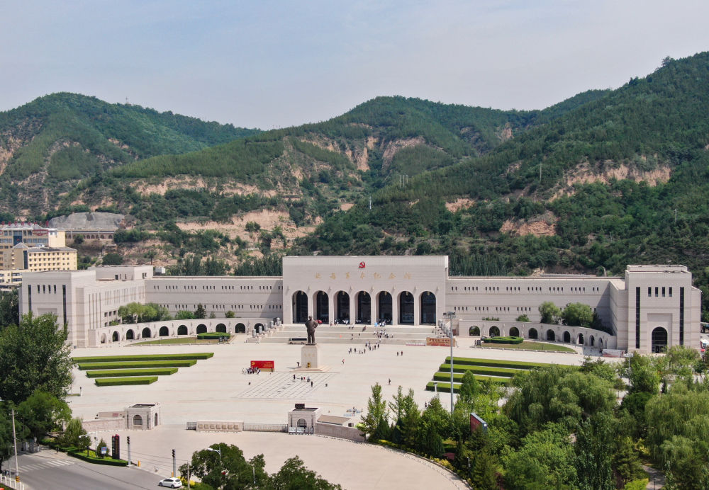 不斷攀登新的思想高峰——深入學(xué)習(xí)和全面貫徹習(xí)近平新時代中國特色社會主義思想述評