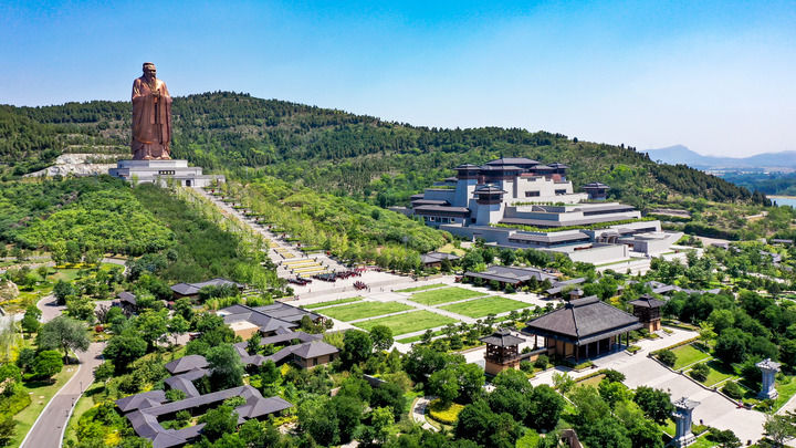 不斷攀登新的思想高峰——深入學(xué)習(xí)和全面貫徹習(xí)近平新時代中國特色社會主義思想述評