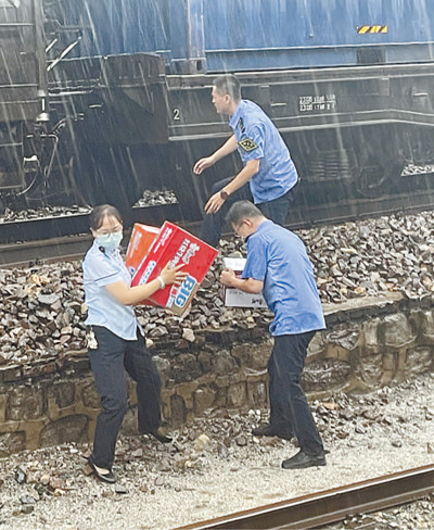 讓黨旗在防汛抗洪救災(zāi)一線高高飄揚