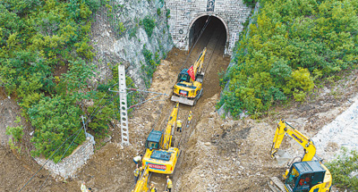 讓黨旗在防汛抗洪救災(zāi)一線高高飄揚