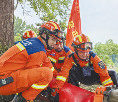 讓黨旗在防汛抗洪救災(zāi)一線高高飄揚