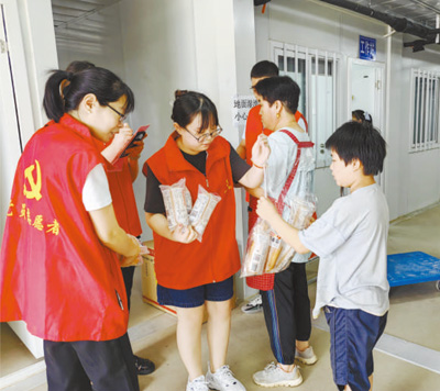 讓黨旗在防汛抗洪救災(zāi)一線高高飄揚