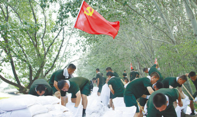 讓黨旗在防汛抗洪救災(zāi)一線高高飄揚