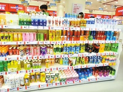 怡寶1.2元、可樂2.3元……以“便宜”為賣點的零食折扣店有多火？