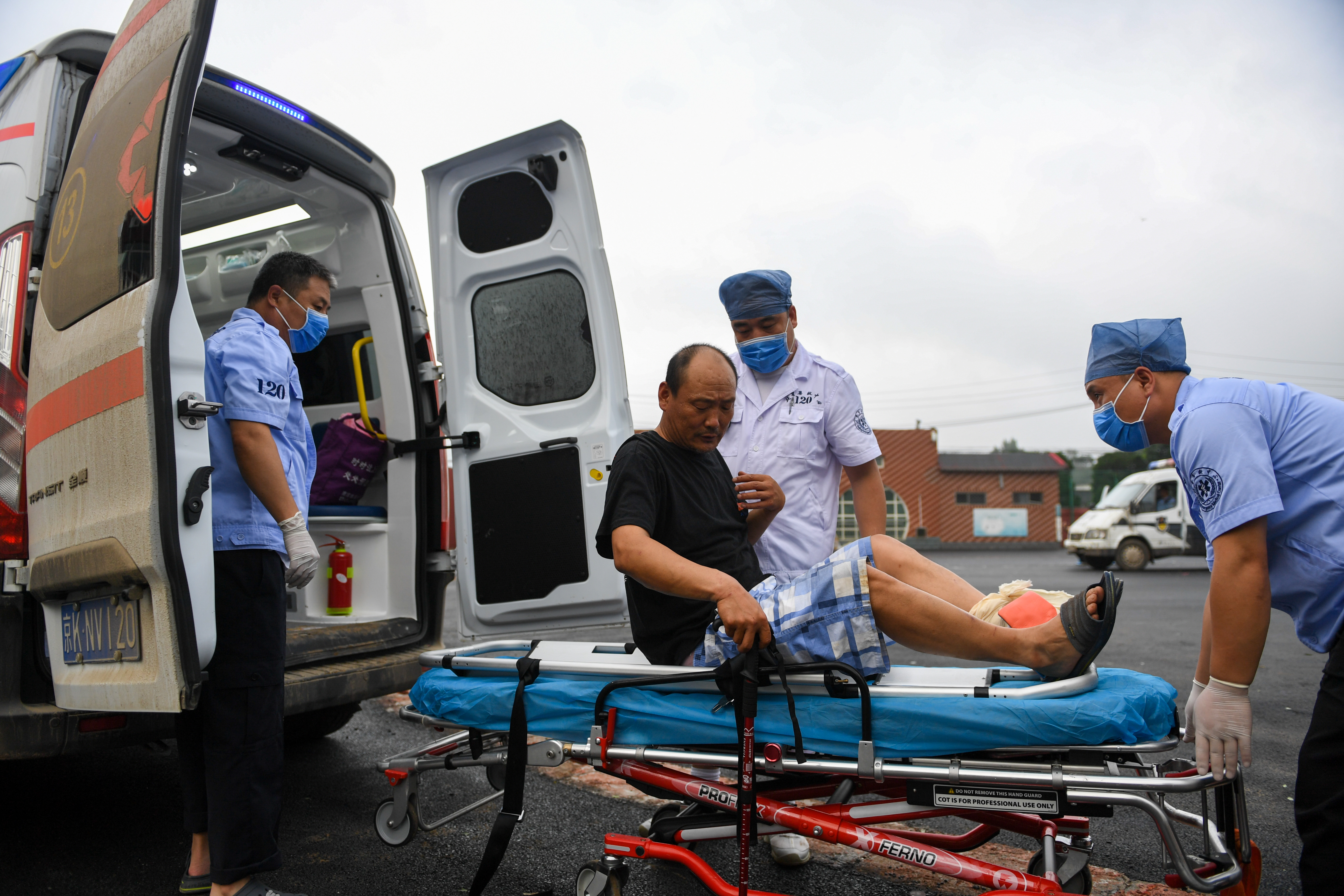 新華全媒+|勇?lián)】凳姑T就時(shí)代新功——寫在第六個(gè)中國醫(yī)師節(jié)到來之際