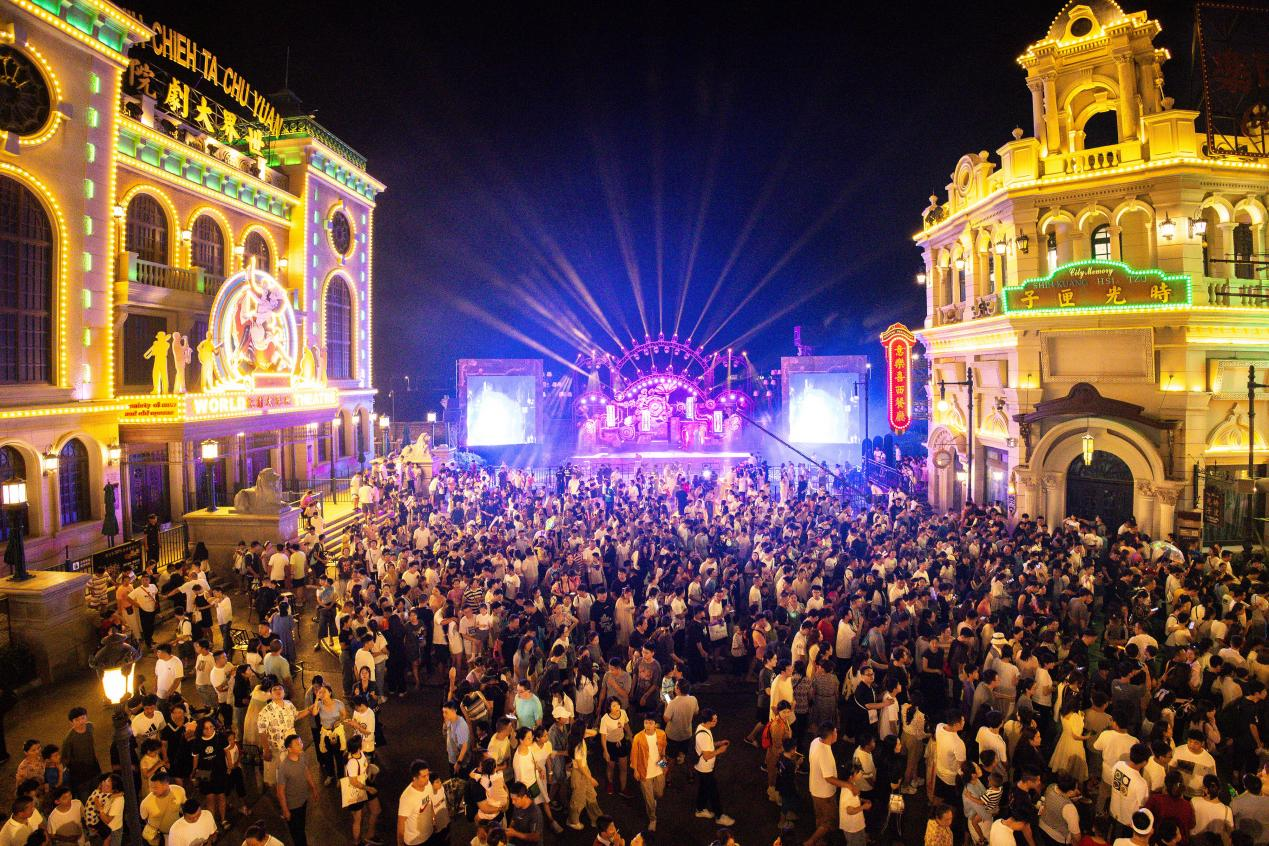 建業(yè)電影小鎮(zhèn)夜游再升級！“音樂周末”強勢開麥，七夕心動模式即將解鎖