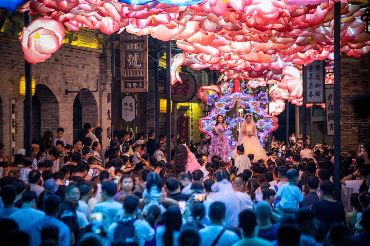 建業(yè)電影小鎮(zhèn)夜游再升級！“音樂周末”強勢開麥，七夕心動模式即將解鎖