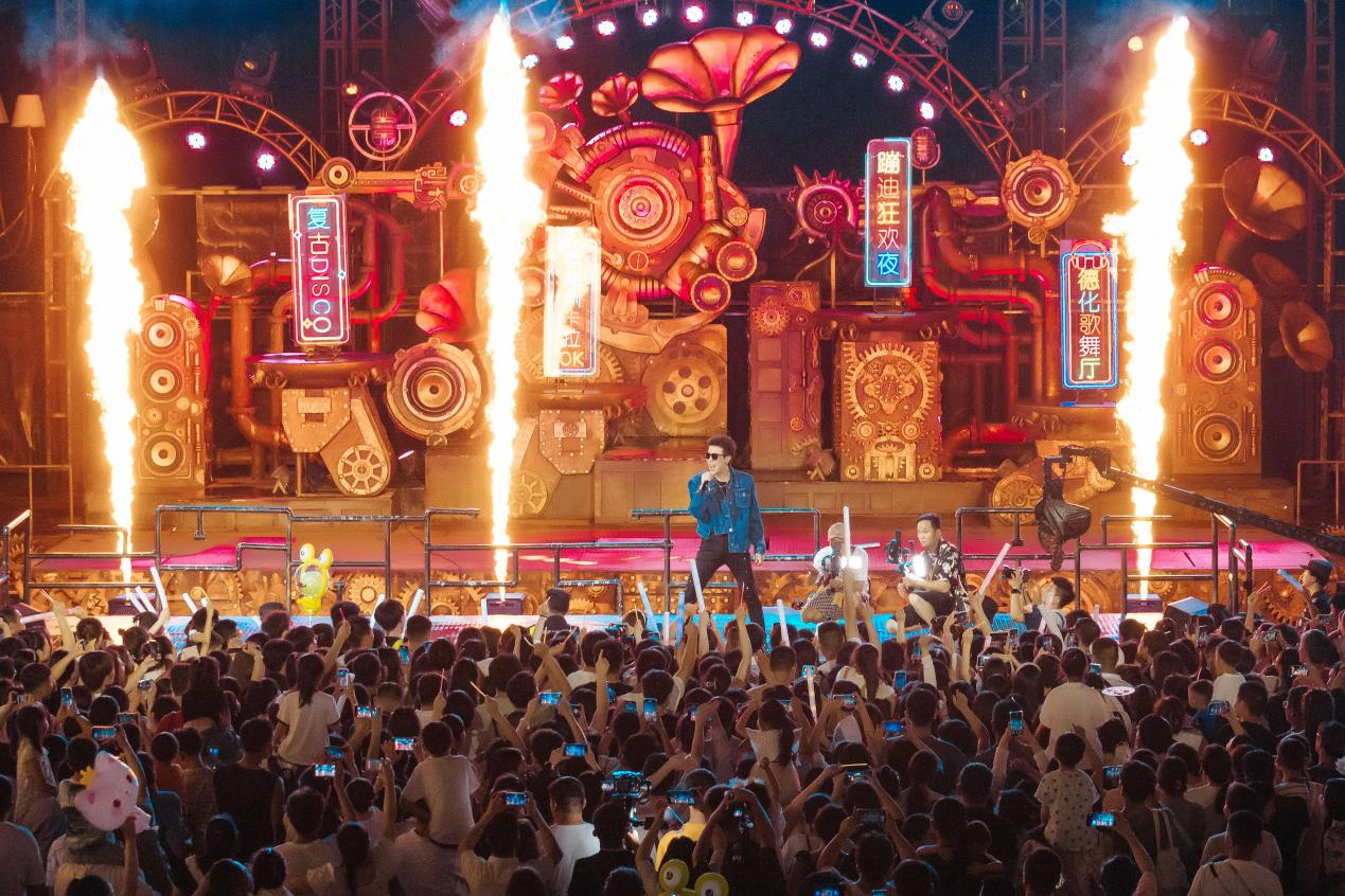 建業(yè)電影小鎮(zhèn)夜游再升級！“音樂周末”強勢開麥，七夕心動模式即將解鎖