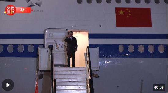 獨家視頻丨習(xí)近平步出艙門 拉馬福薩到機場迎接
