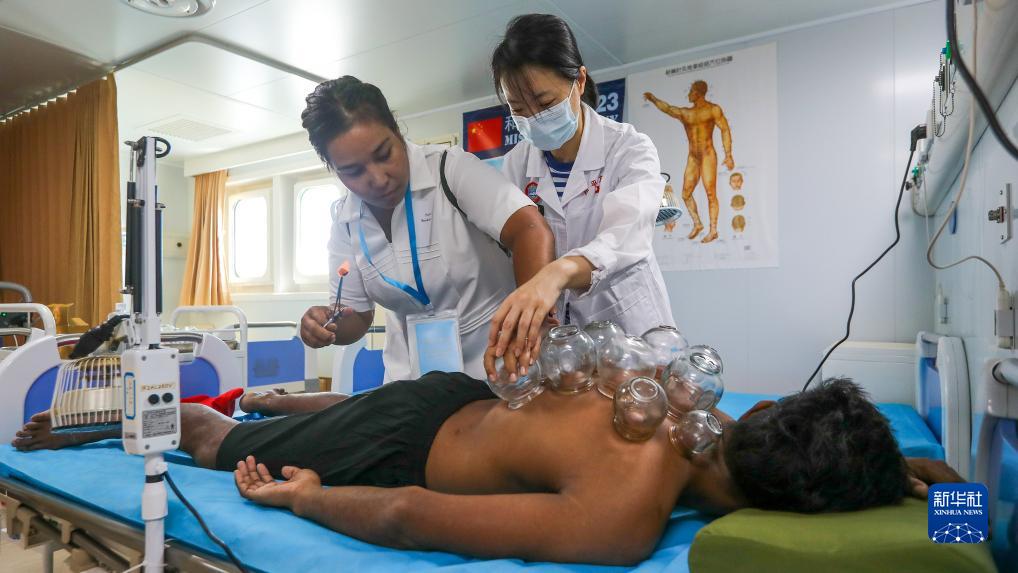 一針一罐總關(guān)情——中國海軍“和平方舟”號醫(yī)院船為到訪國提供中醫(yī)診療服務(wù)記事