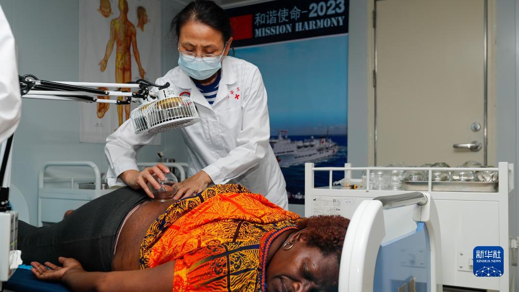 一針一罐總關(guān)情——中國海軍“和平方舟”號醫(yī)院船為到訪國提供中醫(yī)診療服務(wù)記事