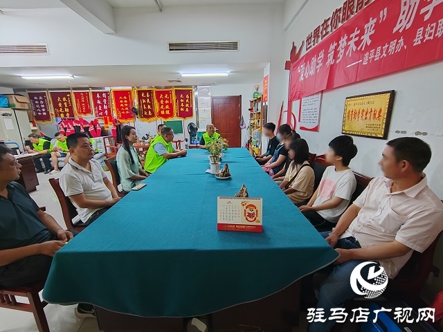  遂平縣文明辦、縣婦聯(lián)、縣教育局?jǐn)y手吳房義工為寒門學(xué)子發(fā)放下半年助學(xué)金